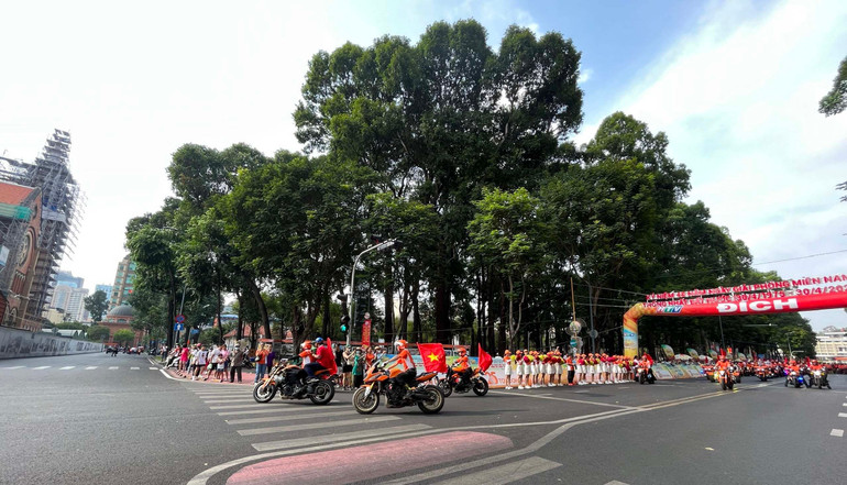 Đoàn xe mô tô thể thao dẫn đầu đoàn diễu hành.