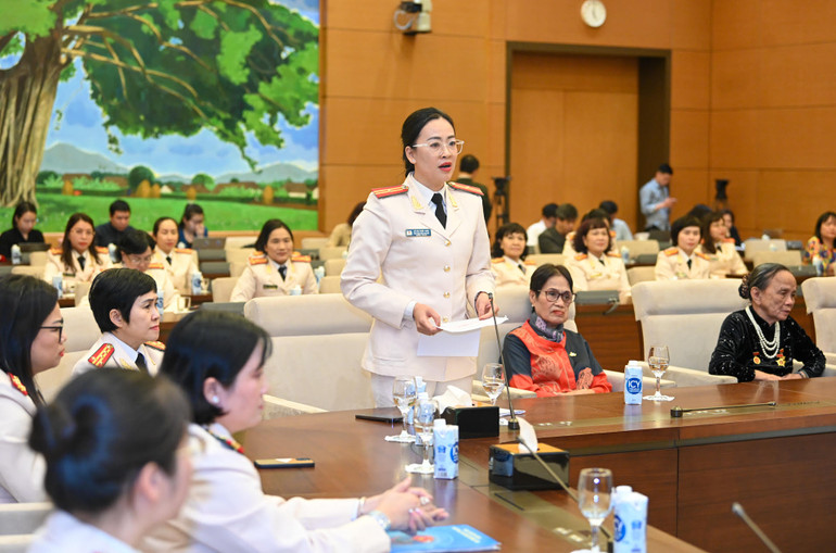 Trung tá Lò Thị Thùy Anh, Chủ tịch Hội phụ nữ Công an tỉnh Điện Biên báo cáo tại buổi gặp mặt.