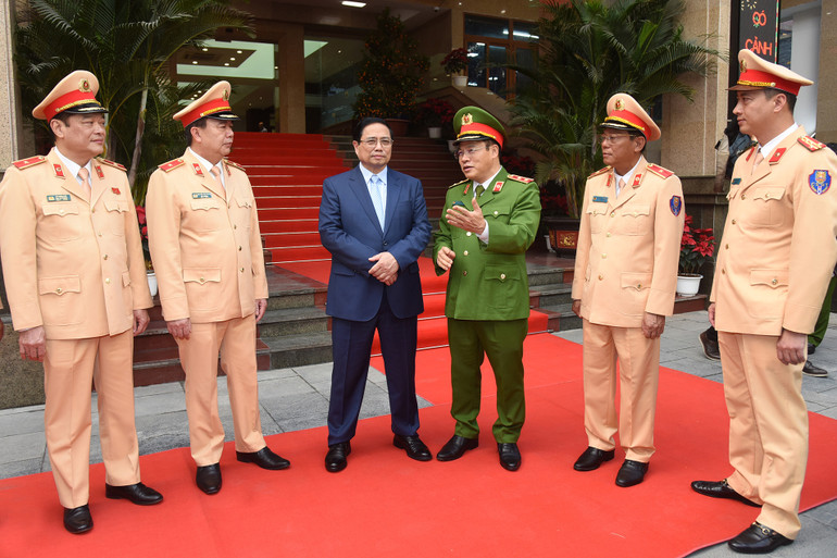 Thủ tướng nghe lãnh đạo Bộ Công an báo cáo về công tác bảo đảm trật tự an toàn giao thông trong dịp Tết Nguyên đán Giáp Thìn 2024.