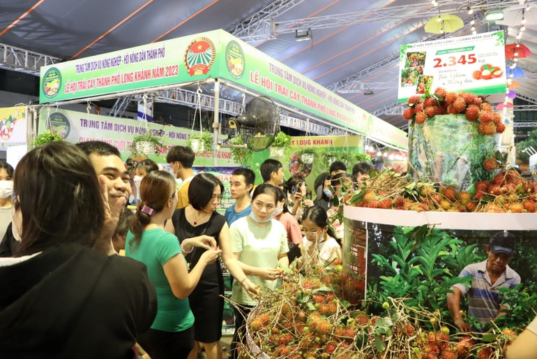 Gian hàng cung cấp trái cây miễn phí để người dân đến tham dự thưởng thức. Gian hàng cung cấp trái cây miễn phí để người dân đến tham dự thưởng thức.