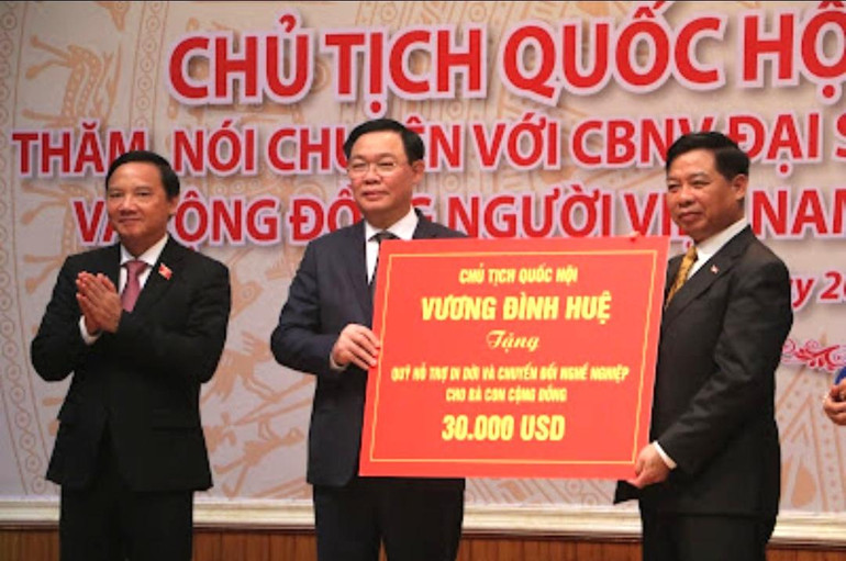 Chủ tịch Quốc hội Vương Đình Huệ tặng Quỹ Hỗ trợ và chuyển đổi nghề nghiệp cho bà con cộng đồng 30.000 USD.
