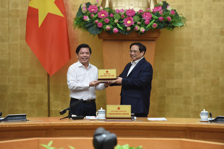 Thủ tướng Phạm Minh Chính và nguyên Bộ trưởng Giao thông vận tải Nguyễn Văn Thể. (Ảnh: TRẦN HẢI) Thủ tướng Phạm Minh Chính và nguyên Bộ trưởng Giao thông vận tải Nguyễn Văn Thể. (Ảnh: TRẦN HẢI)