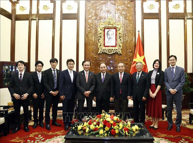 Chủ tịch nước Nguyễn Xuân Phúc, ông Kuroiwa Yuji, Thống đốc tỉnh Kanagawa, Nhật Bản và các đại biểu. (Ảnh: TTXVN)