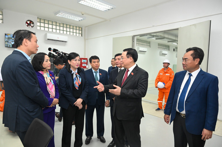 Chủ tịch Quốc hội Vương Đình Huệ cùng đoàn công tác thăm khu vực điều hành Trạm biến áp 110kV Định Hóa.