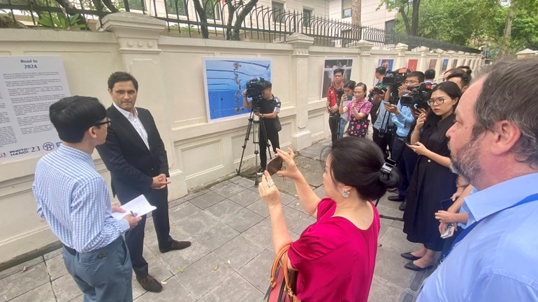 Khu vực triển lãm thu hút sự chú ý của đông đảo nhà báo và khán giả. Khu vực triển lãm thu hút sự chú ý của đông đảo nhà báo và khán giả.