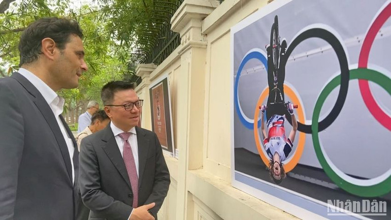 Ông Lê Quốc Minh và các đại biểu tham quan các bức ảnh tại triển lãm. Ông Lê Quốc Minh và các đại biểu tham quan các bức ảnh tại triển lãm.