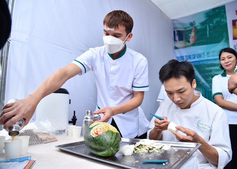 Học viên Trường Trung cấp Kinh tế - Du lịch Hoa Sữa thực hành tay nghề trực tiếp tại ngày hội.