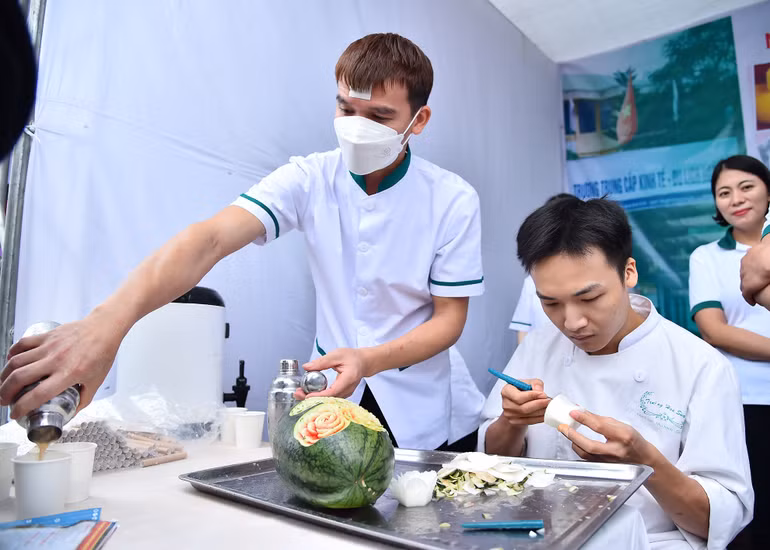 Học viên Trường Trung cấp Kinh tế - Du lịch Hoa Sữa thực hành tay nghề trực tiếp tại ngày hội.