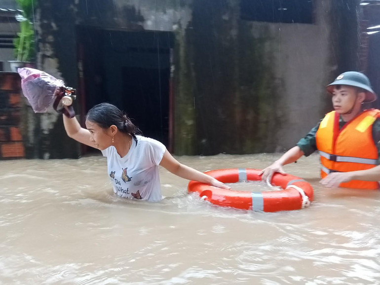 Lực lượng chức năng nhanh chóng triển khai phương án giúp người dân di chuyển tài sản, phương tiện, bảo đảm an toàn tính mạng.