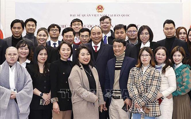 Chủ tịch nước Nguyễn Xuân Phúc với cán bộ, nhân viên Đại sứ quán và đại diện cộng đồng người Việt Nam tại Hàn Quốc. (Ảnh: TTXVN) Chủ tịch nước Nguyễn Xuân Phúc với cán bộ, nhân viên Đại sứ quán và đại diện cộng đồng người Việt Nam tại Hàn Quốc. (Ảnh: TTXVN)