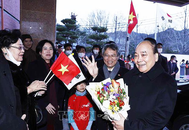 Chủ tịch nước Nguyễn Xuân Phúc với cán bộ, nhân viên Đại sứ quán và đại diện cộng đồng người Việt Nam tại Hàn Quốc. (Ảnh: TTXVN) Chủ tịch nước Nguyễn Xuân Phúc với cán bộ, nhân viên Đại sứ quán và đại diện cộng đồng người Việt Nam tại Hàn Quốc. (Ảnh: TTXVN)