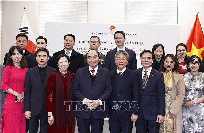 Chủ tịch nước Nguyễn Xuân Phúc với cán bộ, nhân viên Đại sứ quán và đại diện cộng đồng người Việt Nam tại Hàn Quốc. (Ảnh: TTXVN) Chủ tịch nước Nguyễn Xuân Phúc với cán bộ, nhân viên Đại sứ quán và đại diện cộng đồng người Việt Nam tại Hàn Quốc. (Ảnh: TTXVN)