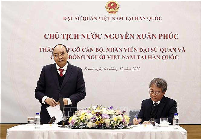 Chủ tịch nước Nguyễn Xuân Phúc nói chuyện với cán bộ, nhân viên Đại sứ quán và đại diện cộng đồng người Việt Nam tại Hàn Quốc. (Ảnh: TTXVN) Chủ tịch nước Nguyễn Xuân Phúc nói chuyện với cán bộ, nhân viên Đại sứ quán và đại diện cộng đồng người Việt Nam tại Hàn Quốc. (Ảnh: TTXVN)