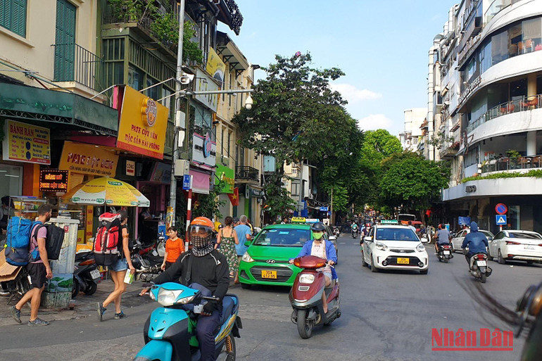 Đường phố Hà Nội vào thời điểm này đã tấp nập du khách nước ngoài. (Ảnh: T.LINH)