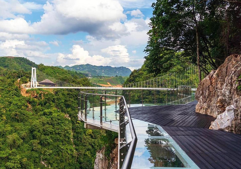 Phần chạy dài quanh vách núi có đường tiếp nối bằng kính nhô ra phía ngoài để du khách chụp ảnh check-in (Ảnh: Mộc Châu Island)