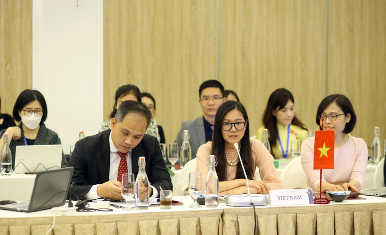 Trưởng đoàn Việt Nam Trần Hải Vân (giữa) đóng góp các ý kiến thảo luận tại Hội nghị. (Ảnh: Bộ Văn hóa, Thể thao và Du lịch) Trưởng đoàn Việt Nam Trần Hải Vân (giữa) đóng góp các ý kiến thảo luận tại Hội nghị. (Ảnh: Bộ Văn hóa, Thể thao và Du lịch)