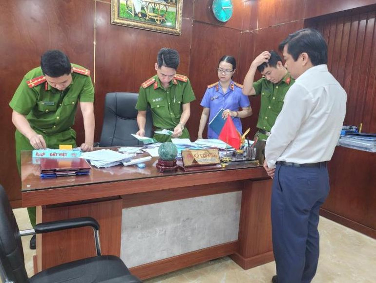 Lực lượng chức năng khám xét nhà riêng ông Hồ Văn Khoa chiều 6/4.