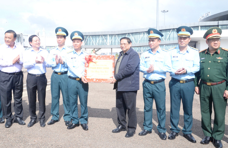 Thủ tướng thăm, tặng quà, động viên cán bộ, chiến sĩ Trung đoàn Không quân 925. Thủ tướng thăm, tặng quà, động viên cán bộ, chiến sĩ Trung đoàn Không quân 925.