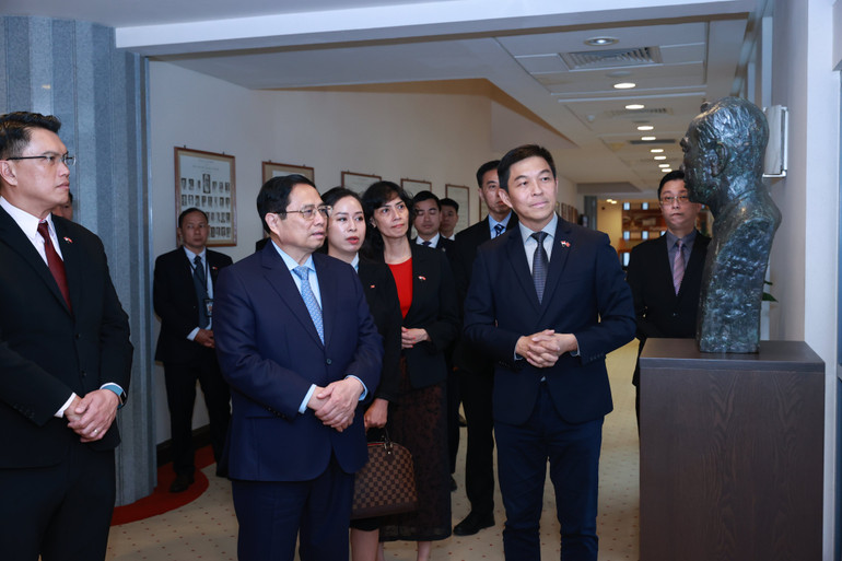 Chủ tịch Quốc hội Singapore giới thiệu với Thủ tướng Phạm Minh Chính và đoàn đại biểu cấp cao Việt Nam tham quan Phòng họp chính của Quốc hội Singapore. (Ảnh: Dương Giang/TTXVN) Chủ tịch Quốc hội Singapore giới thiệu với Thủ tướng Phạm Minh Chính và đoàn đại biểu cấp cao Việt Nam tham quan Phòng họp chính của Quốc hội Singapore. (Ảnh: Dương Giang/TTXVN)