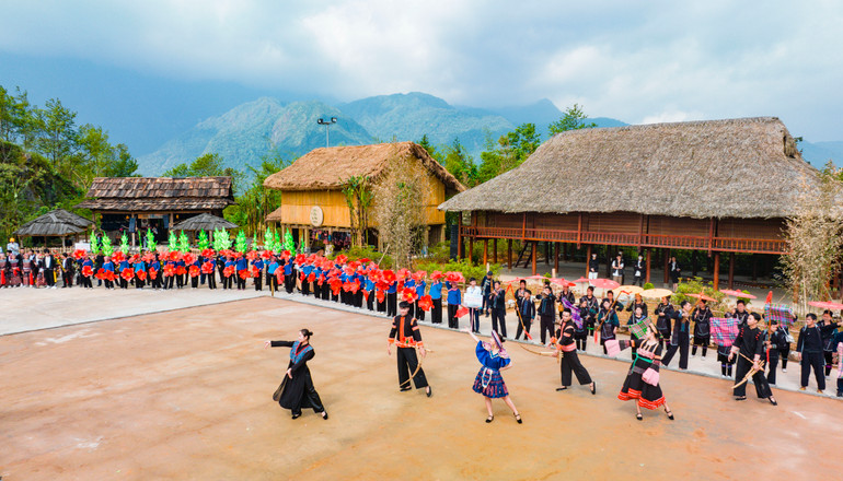 Màn đồng diễn khánh thành không gian văn hóa Tây Bắc.