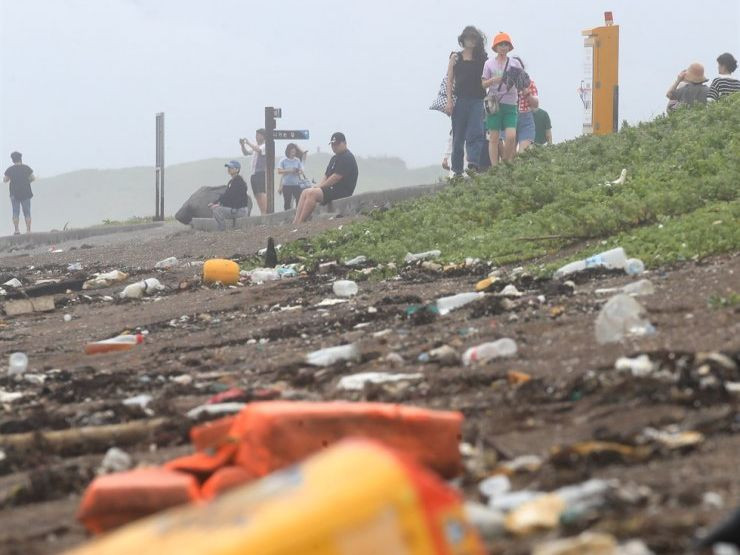 Rác thải trên bãi biển Gwangchigi ở Seogwipo, đảo Jeju hồi tháng 8/2022. (Ảnh: The Korea Times)
