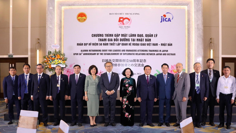 Thường trực Ban Bí thư Trương Thị Mai với các đại biểu. (Ảnh: TTXVN)