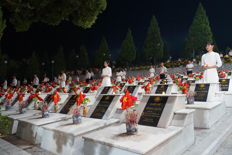 Tại Nghĩa trang Vị Xuyên, hàng nghìn ngọn nến đã được thắp lên trên những ngôi mộ của các liệt sĩ. (Ảnh: KHÁNH TOÀN)