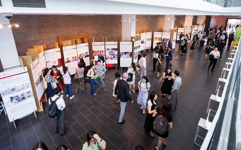 Đông đảo người xem tới triển lãm trong buổi chiều khai mạc. (Ảnh: Ban tổ chức)