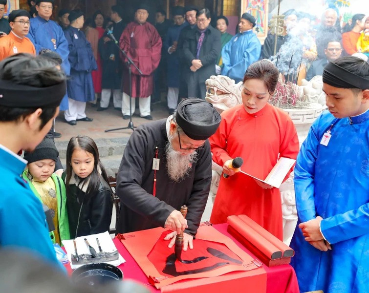 Chuỗi hoạt động văn hóa “Tết Việt - Tết Phố 2024” giới thiệu với nhân dân, du khách về không gian, nếp sinh hoạt đón Tết truyền thống của người Hà Nội với nhiều hoạt động trải nghiệm các nét văn hóa dân gian.