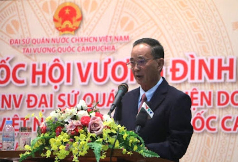 Chủ tịch Hội Khmer-Việt Nam tại Campuchia báo cáo với Chủ tịch Quốc hội và các đại biểu về tình hình bà con cộng đồng