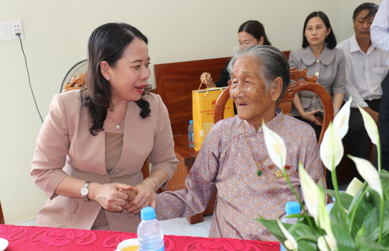 Phó Chủ tịch nước Võ Thị Ánh Xuân thăm hỏi và trao tặng quà cho Mẹ Việt Nam Anh hùng Ung Thị Nừng.