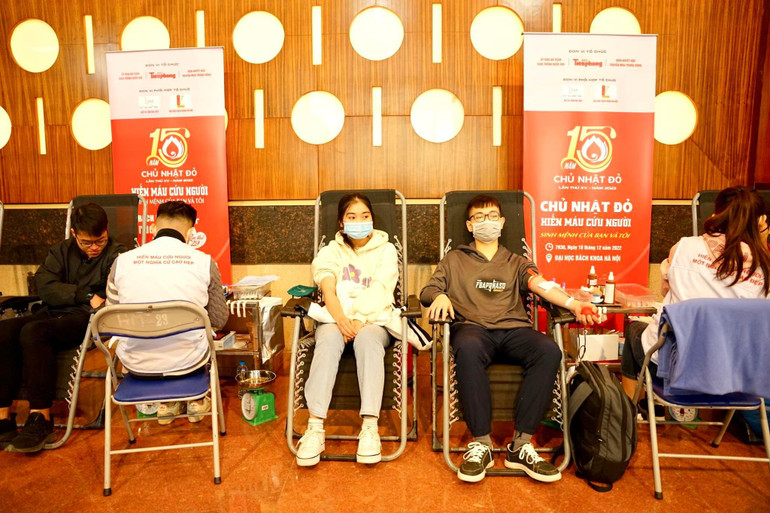 Đông đảo bạn trẻ tham gia hiến máu tại Chủ nhật Đỏ lần thứ XV