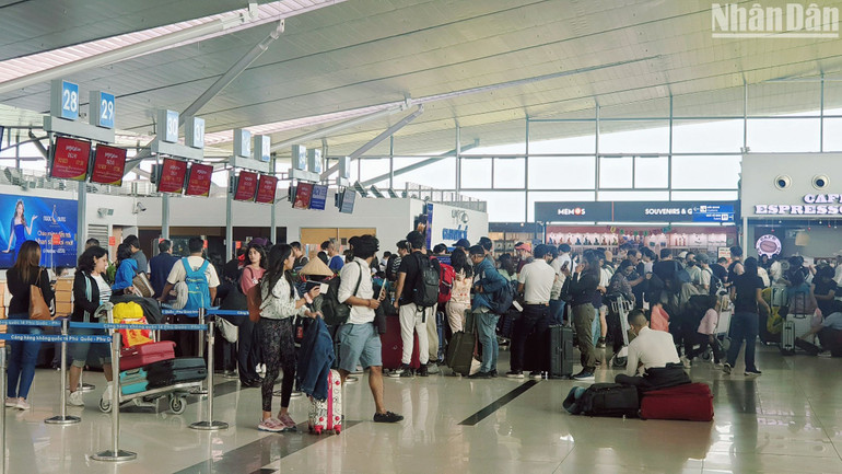 Khách quốc tế làm thủ tục tại sân bay Phú Quốc. (Ảnh: T.LINH)