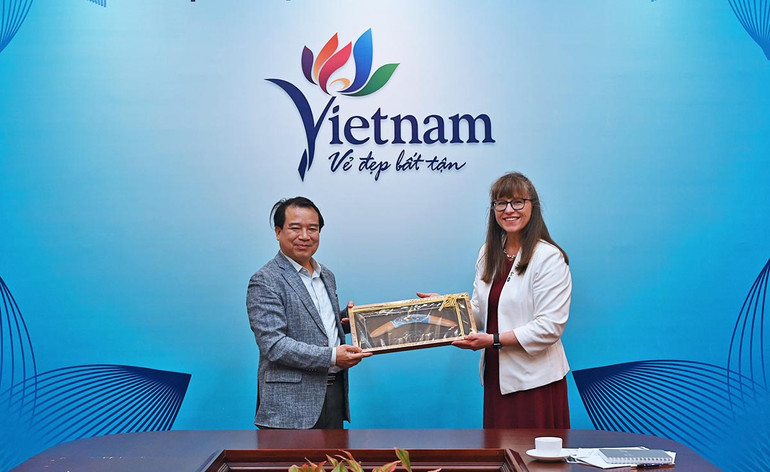 Bà Samantha Palmer, Giám đốc điều hành, Ban Kinh tế du lịch và Chương trình đối tác, Austrade tặng quà lưu niệm Phó Cục trưởng Hà Văn Siêu (Ảnh: Cục Du lịch quốc gia) Bà Samantha Palmer, Giám đốc điều hành, Ban Kinh tế du lịch và Chương trình đối tác, Austrade tặng quà lưu niệm Phó Cục trưởng Hà Văn Siêu (Ảnh: Cục Du lịch quốc gia)
