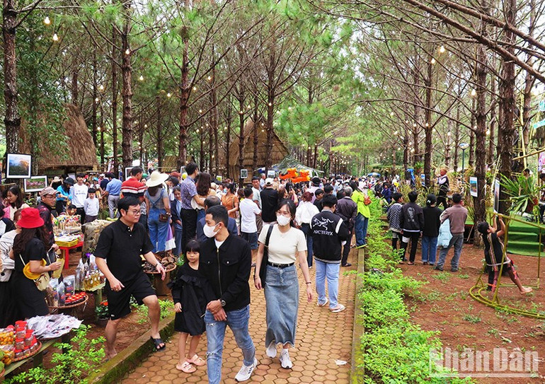 Đông đảo du khách đến với Măng Đen dịp Lễ Quốc khánh.