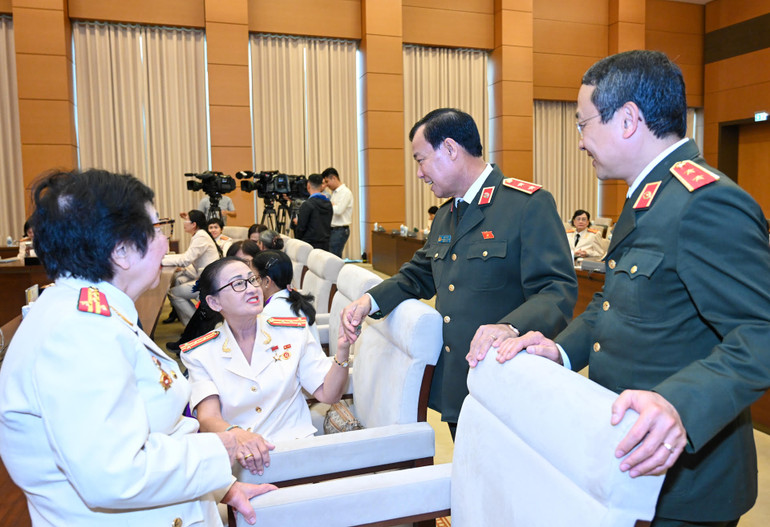 Chủ nhiệm Ủy ban Quốc phòng và An ninh Lê Tấn Tới cùng các đại biểu với các Anh hùng lực lượng Công an nhân dân tại buổi gặp mặt.