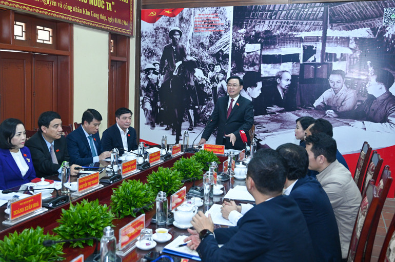 Chủ tịch Quốc hội Vương Đình Huệ phát biểu tại cuộc làm việc về công tác xây dựng nông thôn mới tại huyện Định Hóa.