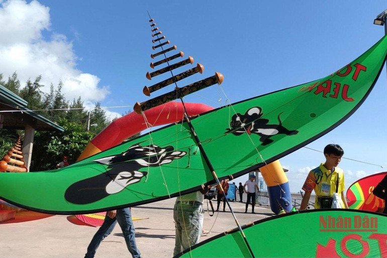 Những cánh diều hơn 2,5m đang chuẩn bị bay trên bầu trời.