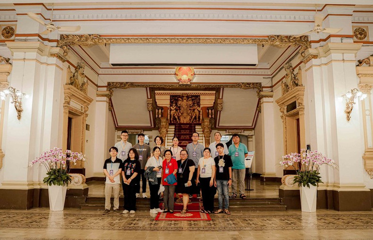 Một đoàn du khách tham quan trụ sở Hội đồng nhân dân và Ủy ban nhân dân Thành phố Hồ Chí Minh dịp 30/4-1/5 vừa qua. (Ảnh: LINH BẢO)