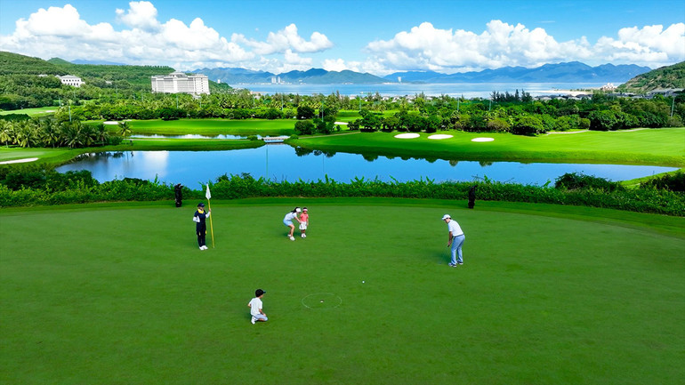 Tận hưởng phút giây bên gia đình tại những sân golf đẳng cấp. (Ảnh: Tổng cục Du lịch)