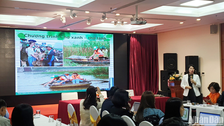 Bà Vũ Thị Dược, Phó chủ tịch UBND huyện Gia Viễn trình bày về chương trình giảm thiểu rác thải nhựa tai địa phương. (Ảnh: T.LINH)