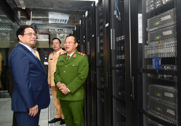 Thủ tướng Phạm Minh Chính thăm Trung tâm dữ liệu tại Cục Cảnh sát giao thông.