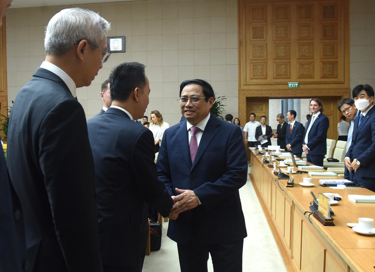 Thủ tướng gặp gỡ các nhà đầu tư nước ngoài. (Ảnh: TRẦN HẢI)