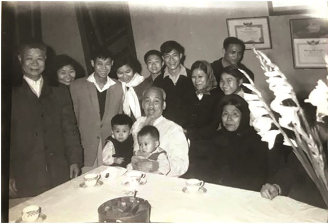 Bác Hồ thăm và chúc Tết gia đình ông Nguyễn Văn Thức, nhà tư sản dân tộc, ngày 24/1/1963 (đêm Giao thừa Tết Nguyên đán Quý Mão). Ảnh: Bảo tàng Hồ Chí Minh.