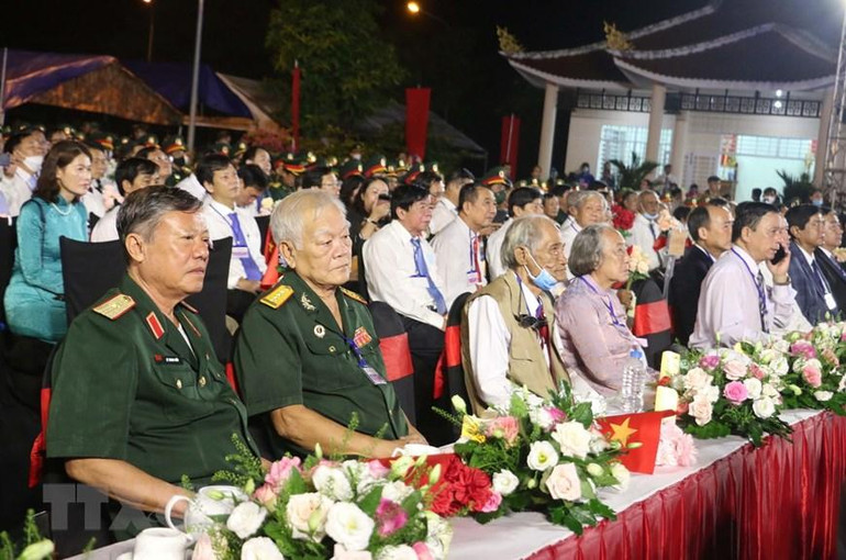Những người cựu binh hội ngộ trong chương trình tại điểm cầu An Giang. (Ảnh: TTXVN)