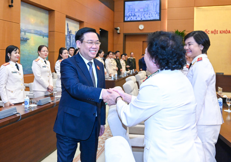 Chủ tịch Quốc hội Vương Đình Huệ với các nữ đại biểu Công an nhân dân dự buổi gặp mặt.