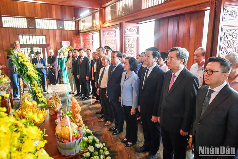Các đồng chí lãnh đạo dâng hương tưởng niệm tại Nhà tưởng niệm Bác Hồ. (Ảnh: THÀNH ĐẠT)