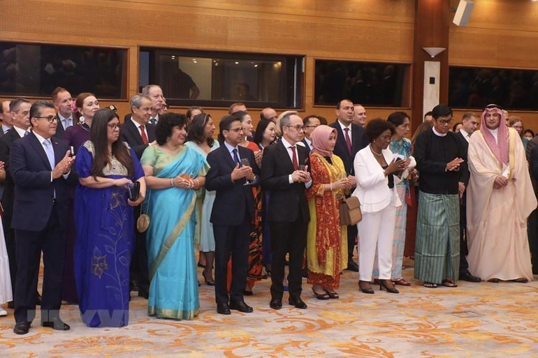 Các vị đại sứ, đại biện, trưởng đại diện các tổ chức quốc tế tại Hà Nội dự lễ kỷ niệm. (Ảnh: TTXVN)