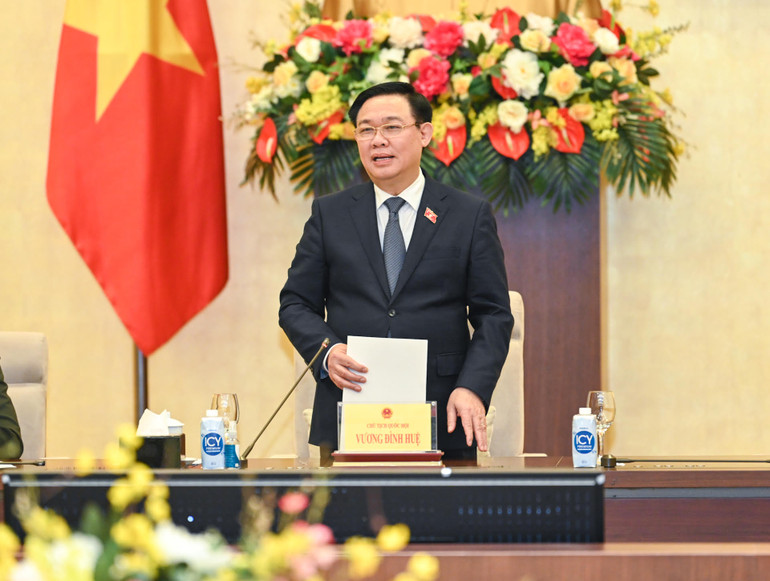 Chủ tịch Quốc hội Vương Đình Huệ phát biểu thăm hỏi, động viên Đoàn đại biểu phụ nữ Công an nhân dân.