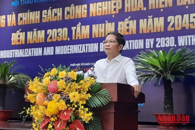 Đồng chí Trần Tuấn Anh, Trưởng Ban Kinh tế Trung ương phát biểu tổng kết tại hội thảo.